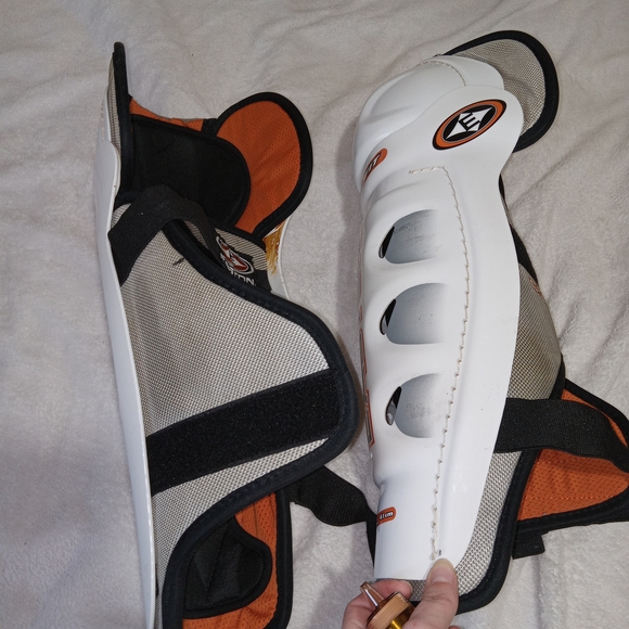 Easton Ideal Fit Hockey Shin Guards 16” White Senior Pair Ice Hockey - Picture 4 of 8